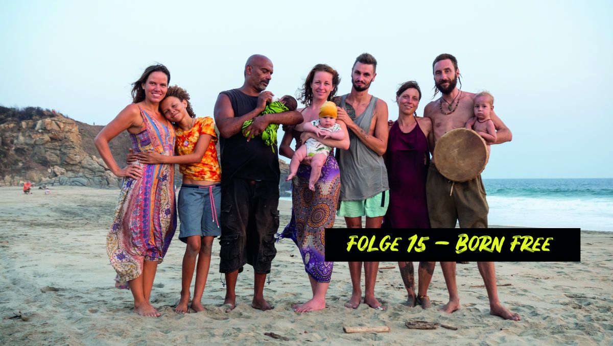 Familien mit Neugeborenen am Strand von Mexiko bei der Aufnahme zur Folge „Born Free“ über freie Geburt am Meer