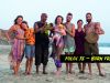 Familien mit Neugeborenen am Strand von Mexiko bei der Aufnahme zur Folge „Born Free“ über freie Geburt am Meer
