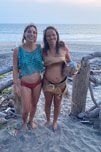 Zwei Frauen am Strand von Mazunte, eine davon schwanger