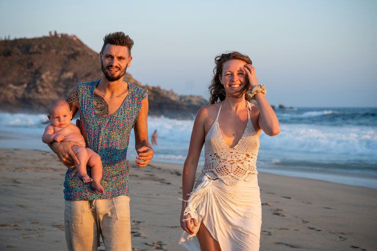 Junges Paar mit Baby am Strand von Mazunte bei Sonnenuntergang
